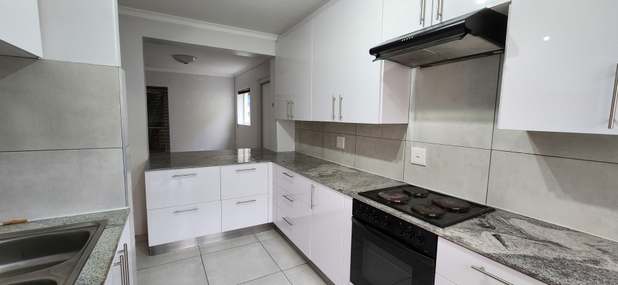To Let 4 Bedroom Property for Rent in Bloubergrant Western Cape